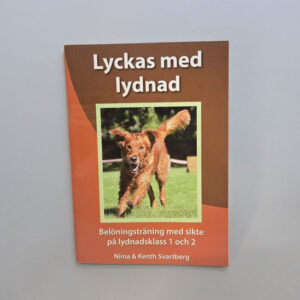 Omslaget på boken Lyckas med Lydnad av Niina och Kenth Svartberg
